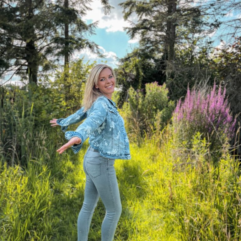 Portrait von Ricarda Krowas in der Natur